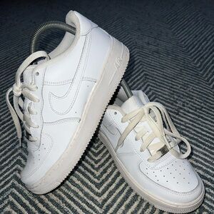 Nike Air Force 1 Low Top Triple White Sneaker DH2920-111 Youth Sz 7 Wmns 8.5 EUC